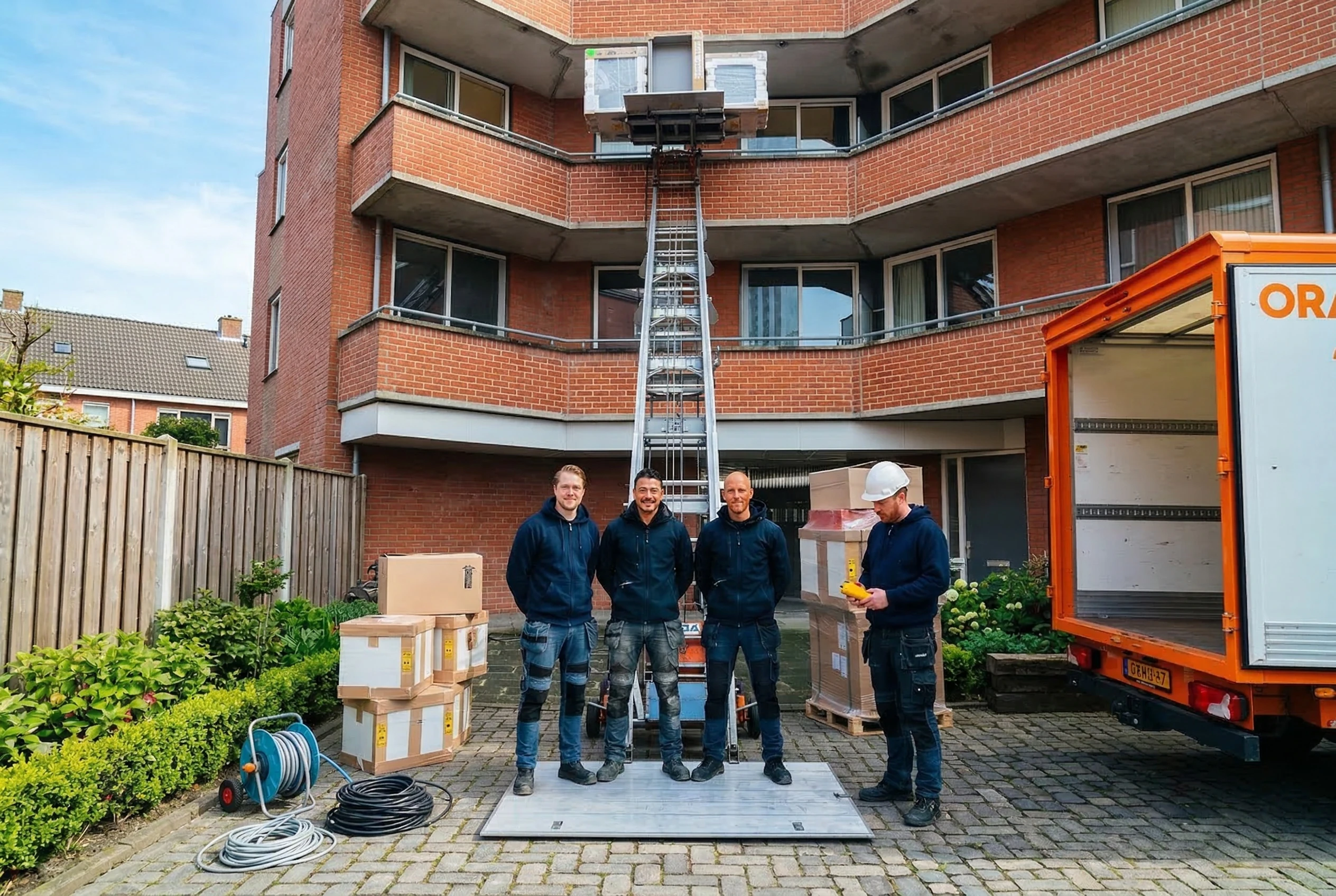 Verhuisteam aan het werk met gedalift bij appartement in Leiden