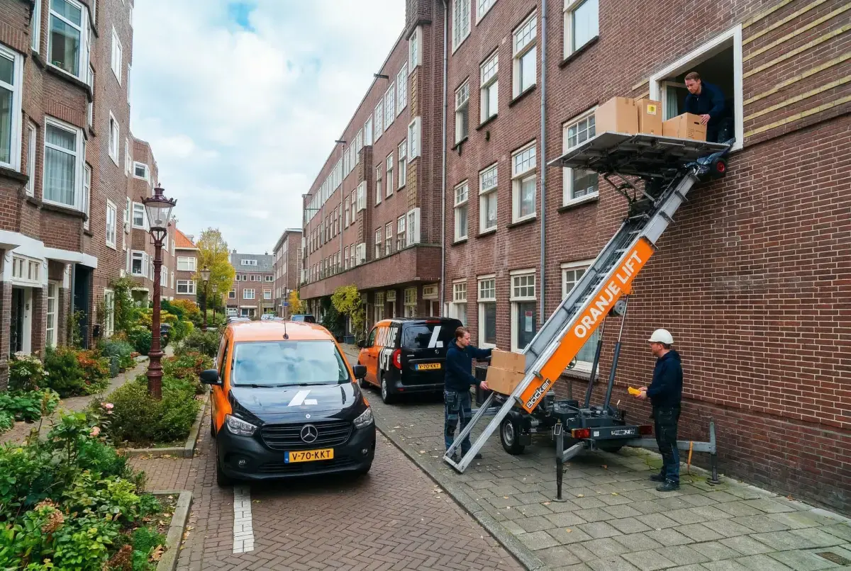 Aanhangerlift in smalle gracht Leiden Binnenstad