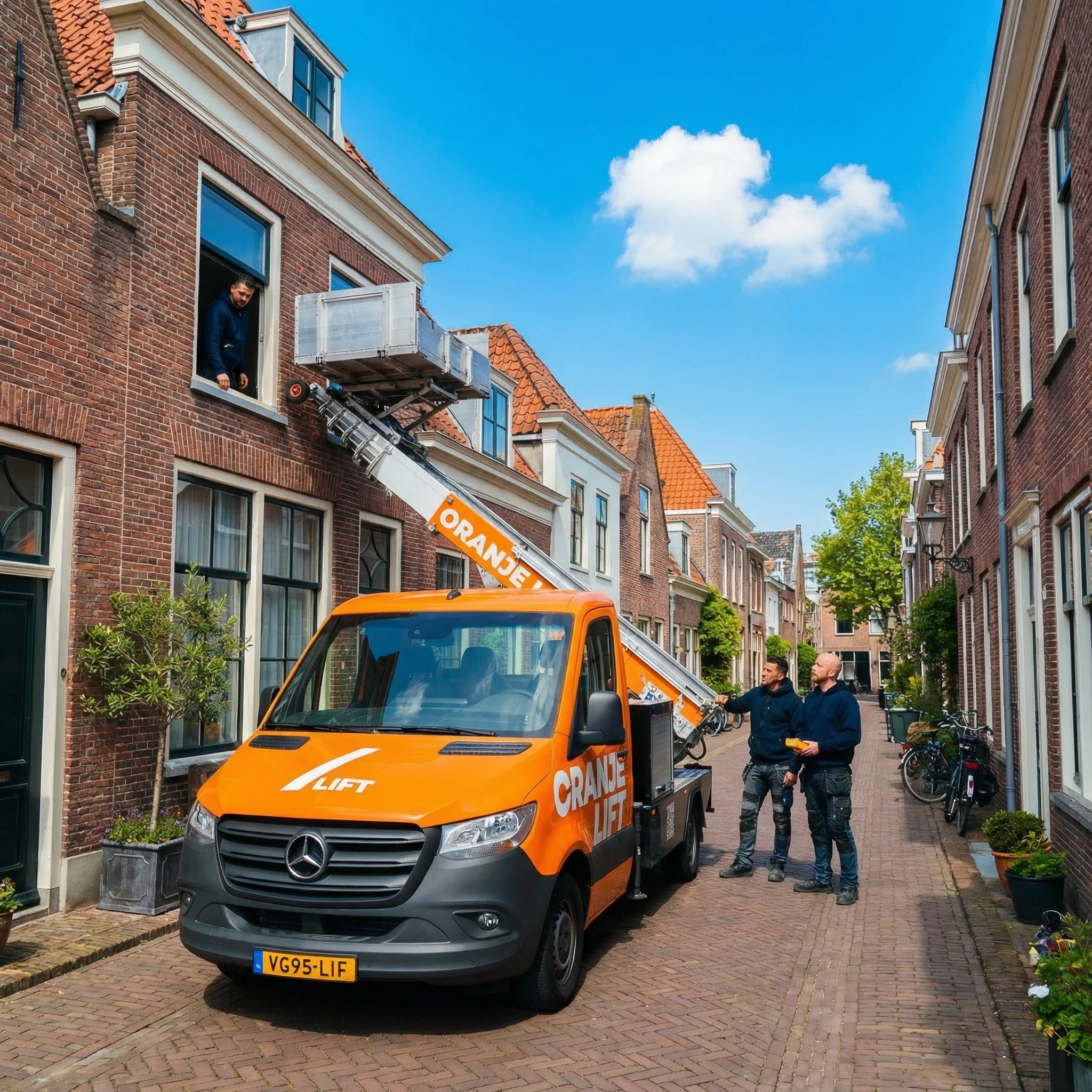 Ladderlift in gebruik bij verhuizing Leiden